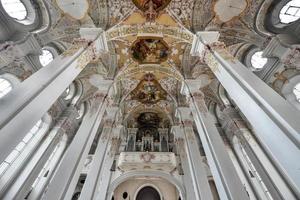 München, Tyskland - juli 4, 2021 - interiör av heilig geist kirche eller kyrka av de helig anda i München, Tyskland. foto