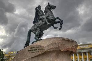 de brons ryttare ryttare staty av Peter de bra i de senat fyrkant i helgon Petersburg, Ryssland. bemyndigad förbi Catherine de bra, foto