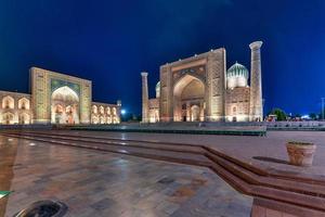 registan i de gammal stad av samarkand i uzbekistan foto