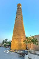 djuma moské minaret i khiva, uzbekistan. de minaret är 33 meter lång den där är fysiskt ansluten till de norr sida av de bön hall. foto