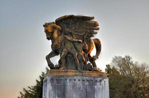 konst av fred, brons, eldförgylld staty grupper på lincoln minnesmärke cirkel i väst potomac parkera på solnedgång i Washington, dc foto