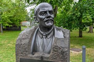 Moskva, ryssland - juli 18, 2018 - skulptur av lenin i de fallen monument parkera, Moskva, Ryssland. foto