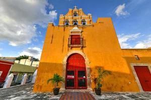 kyrka av Jesus i de kolonial stil, målad gul i campeche, mexico med ingång på de dörr. foto