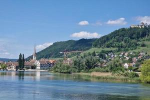 naturskön se av de Rhen flod i ölkrus am rhein, schaffhausen, schweiz foto