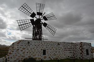 traditionell väderkvarn i fuerteventura, kanariefågel öar, Spanien foto