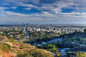 stadens centrum los angeles horisont över blå molnig himmel i kalifornien från hollywood kullar. foto