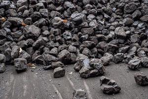 lugg av brun kol för uppvärmning foto