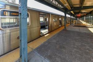upphöjd linje på väst 8:e gata tunnelbana station i Brooklyn, ny york stad, 2022 foto