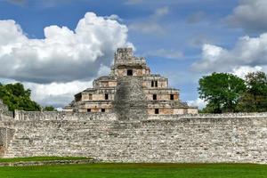 edzna är en maya arkeologisk webbplats i de norr av de mexikansk stat av campeche. byggnad av fem golv. foto