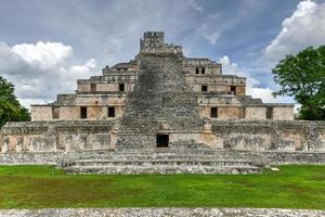 edzna är en maya arkeologisk webbplats i de norr av de mexikansk stat av campeche. byggnad av fem golv. foto