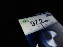 kiev, ukraina - december 19, 2022 frekvens av lyssnande till radio stationer foto