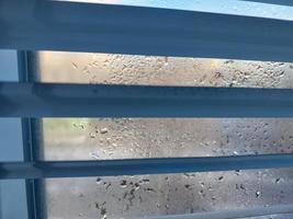 fönster täckt med frysta droppar av kondensat vatten foto