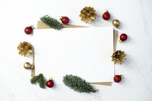 attrapp för en brev eller en jul inbjudan med guld gran kon foto
