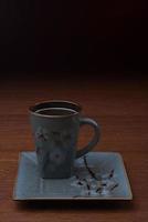 en kopp av kaffe på en mörk bakgrund foto