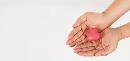 händer och rosa tvål på vit bakgrund. studio skott foto