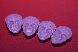 rosa skalle extas piller stänga upp bakgrund hög kvalitet skriva ut lila armén dopa narkotika ämne hög dos psychedelic sätt av liv foto