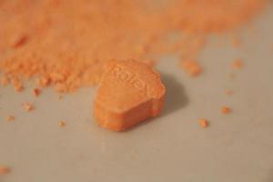 orange piller med mdma extas dopa rolex läkemedel stänga upp bakgrund bra konst i hög kvalitet skriva ut foto