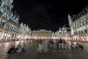 stor plats i Bryssel, belgien på natt, 2022 foto