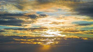 solnedgång moln natur bakgrund. gyllene timme. skön clouds foto