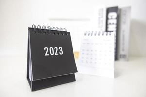 2023 företag kalender på kontor tabell i ny år dag. göra en arbete planen för de Start av de år. begrepp handla om firande, företag, jul, ny år. foto