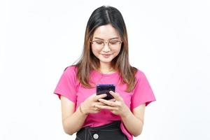 Lycklig ansikte och innehav smartphone av skön asiatisk kvinna isolerat på vit bakgrund foto