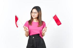 innehav indonesien flagga av skön asiatisk kvinna isolerat på vit bakgrund foto