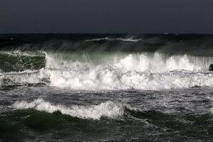 stark vind och storm på de medelhavs hav. foto