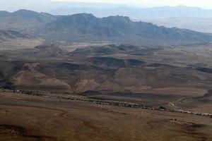 ramon krater är ett erosion krater i de negev öken- i sydlig israel. foto