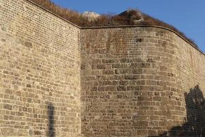 vägg av ett gammal fästning i nordlig israel. foto