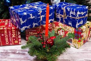 jul kransar med fyra ljus. marknadsföra av dekor . massor av jul dekoration i Lagra. jul handla för ny år träd. foto