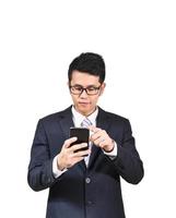 asiatisk affärsman klädd i kostym med mobiltelefon isolerad vit bakgrund. affärsidé asiatisk man vill chatta med mobil eller handel på mobiltelefon. foto