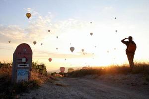 resa till goreme, Kappadokien, Kalkon. de soluppgång i de bergen med en massa av luft varm ballonger i de himmel. foto