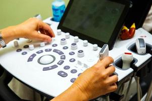 medicinsk specialister nära ultraljud maskin i de sjukhus avdelning foto