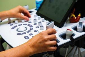 medicinsk specialister nära ultraljud maskin i de sjukhus avdelning foto