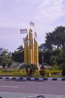 surabaya, Indonesien, 2022 - monumen bambu löpning. de spetsig bambu monument byggnad är belägen på de genomskärning av de surabaya stad motorväg. foto