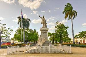 staty av jose marti i de jose marti parkera, de huvud fyrkant av cienfuegos, Kuba, 2022 foto