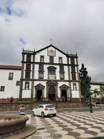 kyrka byggnad på huvud fyrkant historisk Centrum av Funchal. huvudstad av madeira ö, portugal foto