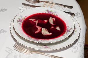 röd borscht med svamp ravioli för jul eve foto