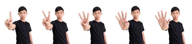 ung asiatisk man räkna ett till fem förbi hand halv kropp på vit isolerat bakgrund, man svart skjorta räkning siffra begrepp foto
