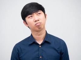 porträtt ansikte av asiatisk man känsla anstränga och oroa vit bakgrund foto