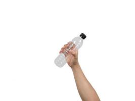 man hand innehav vatten flaska plast skräp vit isolerat foto