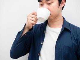 närbild asiatisk man dricka kaffe kopp porträtt vit bakgrund foto