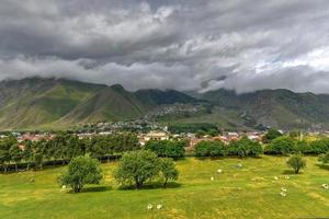 kuperad landskap nära de by av gergeti i georgien, under montera kazbegi. foto