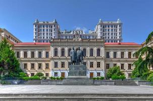 de först experimentell offentlig skola i tbilisi, klassisk gymnasium, staty av ilia chavchavadze och akaki tsereteli i tbilisi, georgien, 2022 foto