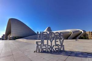 heydar aliyev Centrum i baku, azerbajdzjan. den var designad förbi zaha hadid. de Centrum hus en konferens hall, Galleri och museum, 2022 foto