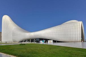 heydar aliyev Centrum i baku, azerbajdzjan. den var designad förbi zaha hadid. de Centrum hus en konferens hall, Galleri och museum, 2022 foto