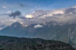 kuperad landskap nära de by av gergeti i georgien, under montera kazbegi. foto