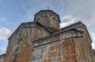 gergeti trinity kyrka, helig trinity kyrka nära de by av gergeti i georgien, under montera kazbegi. foto