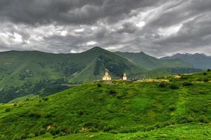 amaglebis kyrka i de grön berg landskap av ganisi, georgien. foto