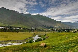 skön panorama- se av de georgiansk landsbygden i goristsikhe, georgien foto